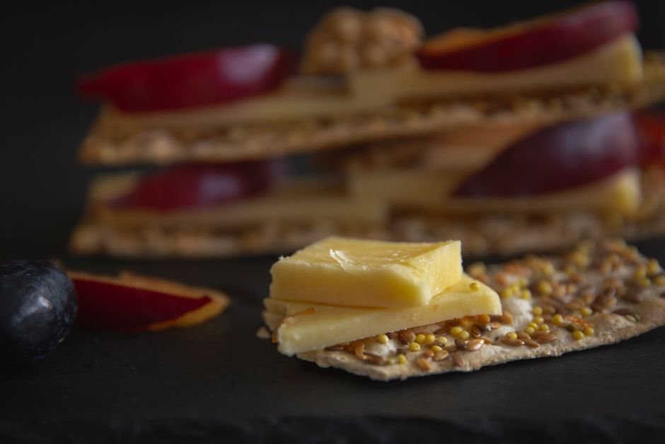 sliced cheddar cheese