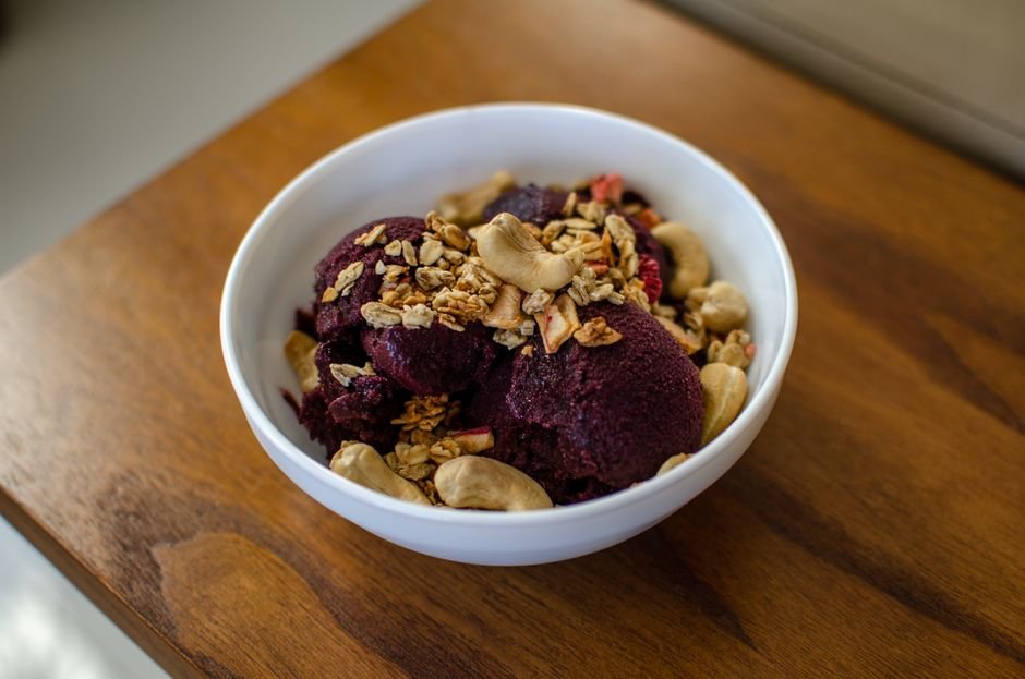 plain acai bowl with berries